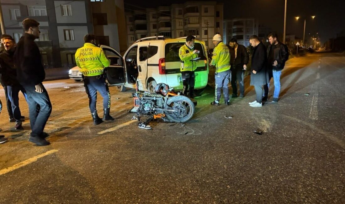 Sakarya’nın Karasu ilçesinde meydana gelen trafik kazasında, hafif ticari araç
