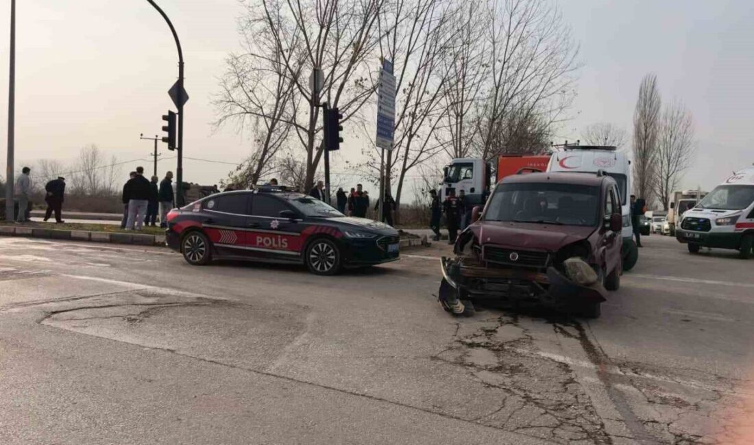 Bursa’nın İnegöl ilçesinde meydana gelen trafik kazasında, 2 hafif ticari