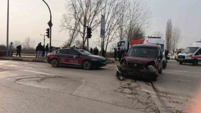 Bursa’nın İnegöl ilçesinde meydana gelen trafik kazasında, 2 hafif ticari