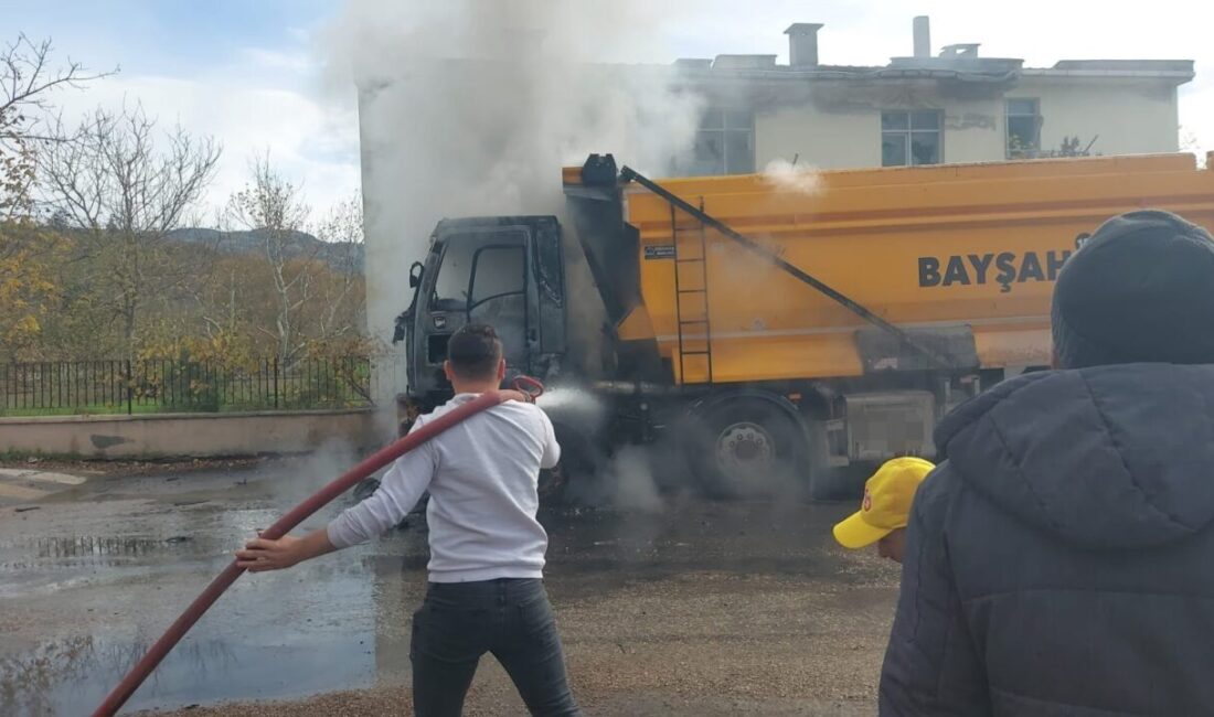 Bursa’nın Mustafakemalpaşa ilçesinde, hareket halindeki bir hafriyat kamyonu aniden alev