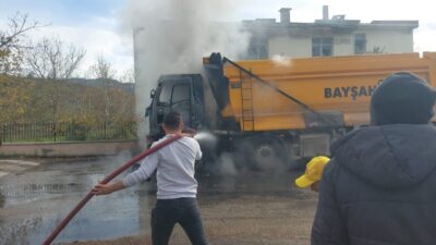 Bursa’nın Mustafakemalpaşa ilçesinde, hareket halindeki bir hafriyat kamyonu aniden alev