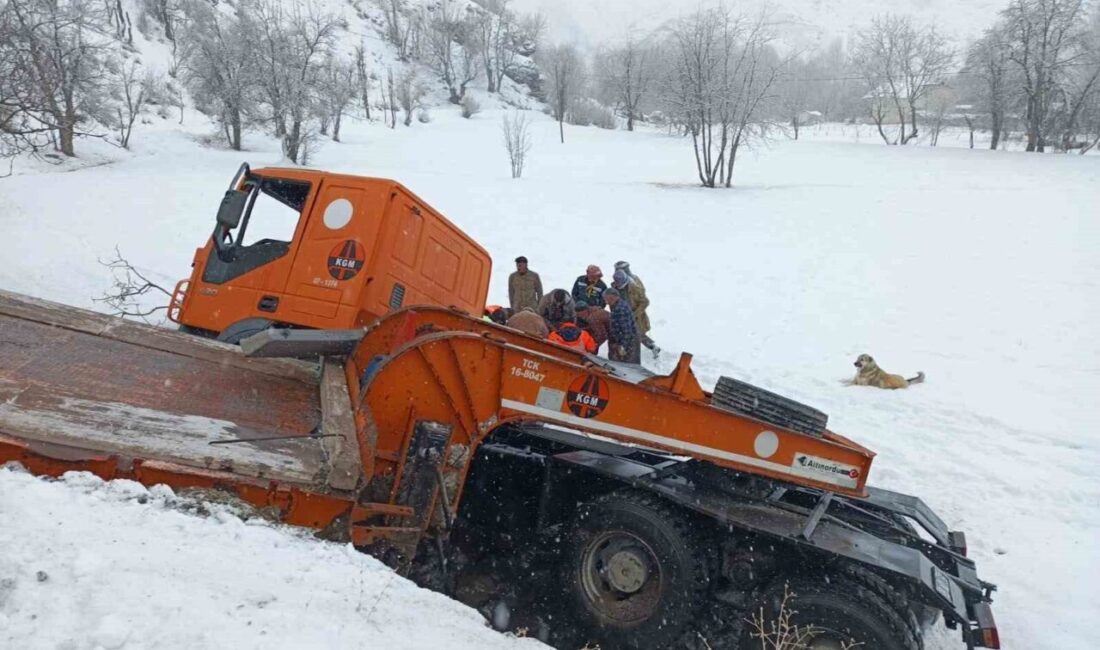 Hakkari’de bir Karayolları Şube Şefliği’ne ait iş makinesinin devrilmesi sonucu