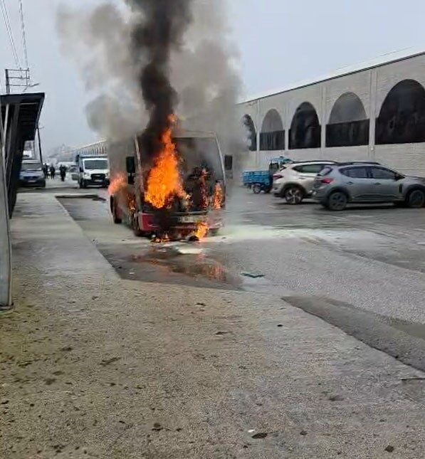 Düzce’de özel bir halk otobüsünde motor bölümünde çıkan yangın aracın
