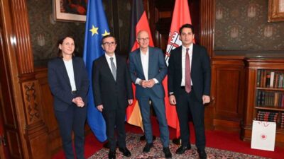 Türkiye’nin Hamburg Başkonsolosu Berati Alver, Hamburg Belediye Başkanı Peter Tschentscher