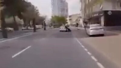 Kayseri’de düz bir yolda ilerlerken otomobil sürücüsünün hatalı şerit değiştirerek