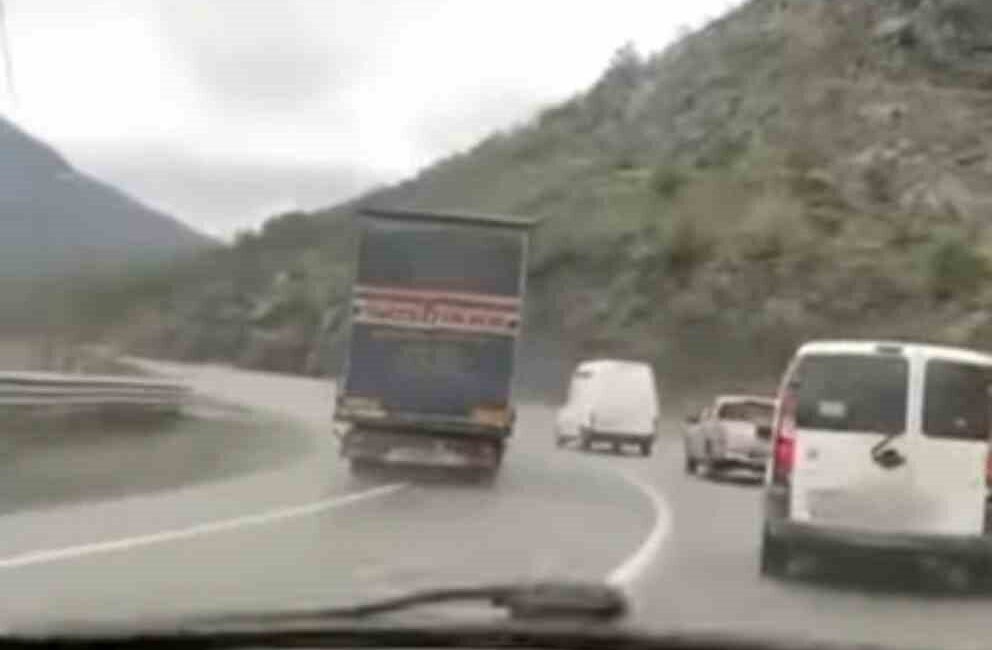Artvin Valiliği’nden yapılan açıklamaya göre, Artvin-Borçka yolunda trafiği tehlikeye düşürecek