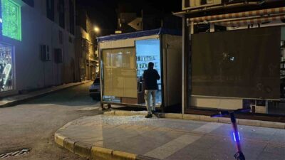 Hatay ilinde kimliği belirsiz şahıslar tarafından saldırıya uğrayan 6 araç