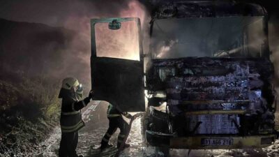 Antakya ilçesinde seyir halindeyken alev alan bir tırın kullanılamaz hale