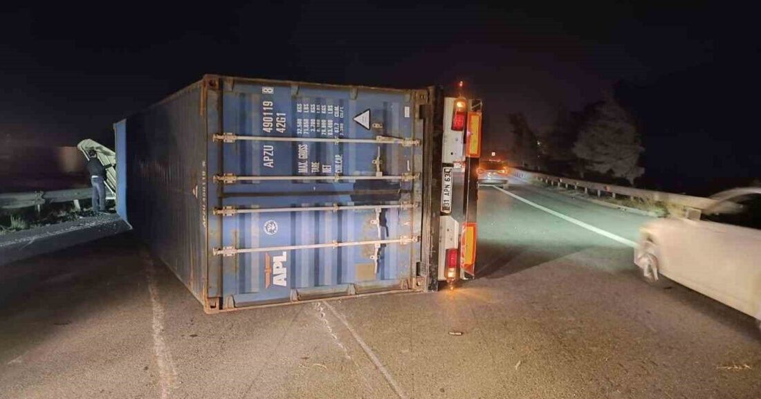 Hatay’da yaşanan şiddetli fırtına, İskenderun ve Payas ilçelerinde kamyonet ve