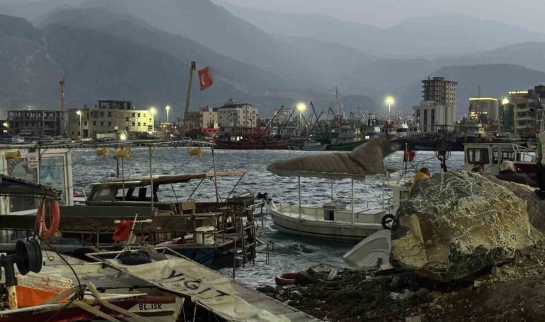 İskenderun ilçesinde yaşanan şiddetli fırtına, balıkçı barınağında büyük zarara neden