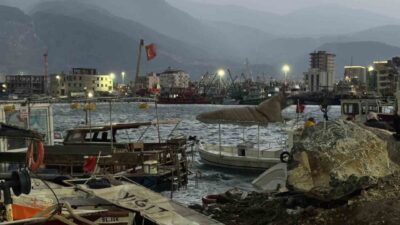 İskenderun ilçesinde yaşanan şiddetli fırtına, balıkçı barınağında büyük zarara neden