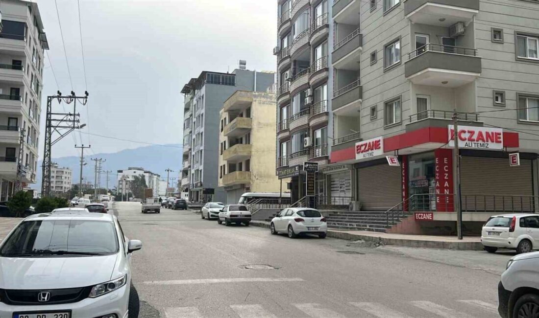 Hatay’ın Akdeniz kıyısındaki ilçelerinde gece saatlerinden itibaren etkili olan fırtına,
