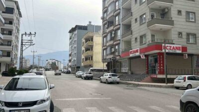 Hatay’ın Akdeniz kıyısındaki ilçelerinde gece saatlerinden itibaren etkili olan fırtına,