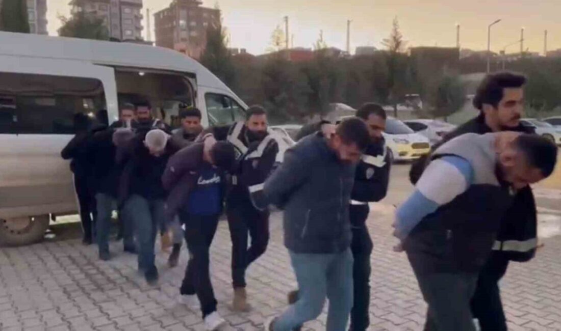 Hatay’da aranan kişilerin yakalanması için gerçekleştirilen operasyonda 52 kişi gözaltına