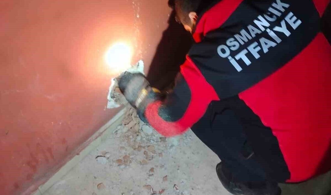 Çorum’un Osmancık ilçesinde bulunan 5 katlı bir apartmanın havalandırma boşluğuna