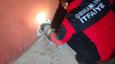 Çorum’un Osmancık ilçesinde bulunan 5 katlı bir apartmanın havalandırma boşluğuna