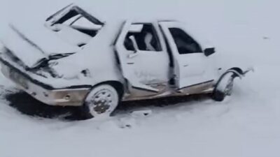 Hilvan ilçesinde etkili olan kar yağışı sebebiyle devrilen bir araçta