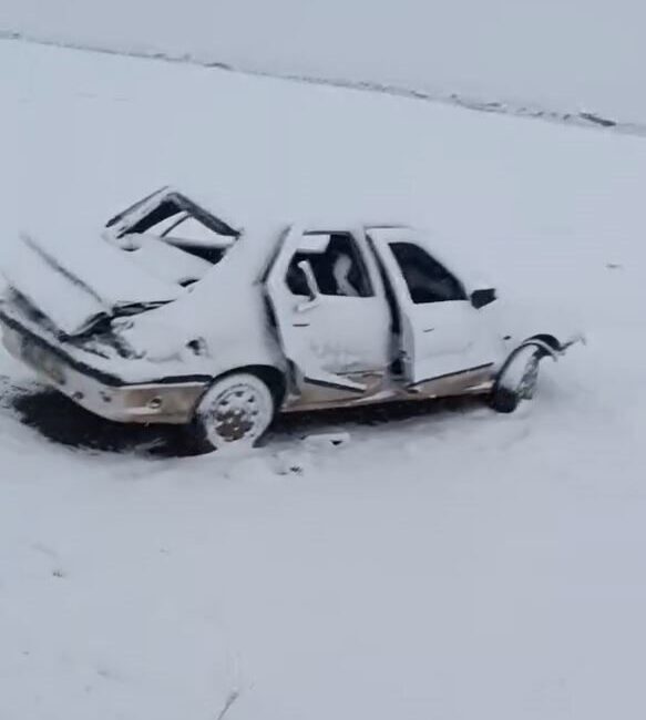 Hilvan ilçesinde etkili olan kar yağışı sebebiyle devrilen bir araçta