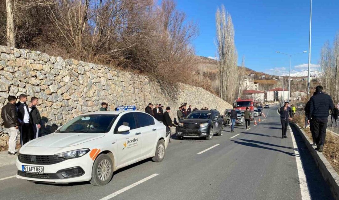 Bitlis’in Hizan ilçesinde meydana gelen zincirleme kazada 4 kişi yaralandı.