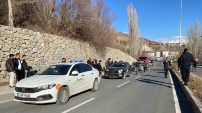 Bitlis’in Hizan ilçesinde meydana gelen zincirleme kazada 4 kişi yaralandı.