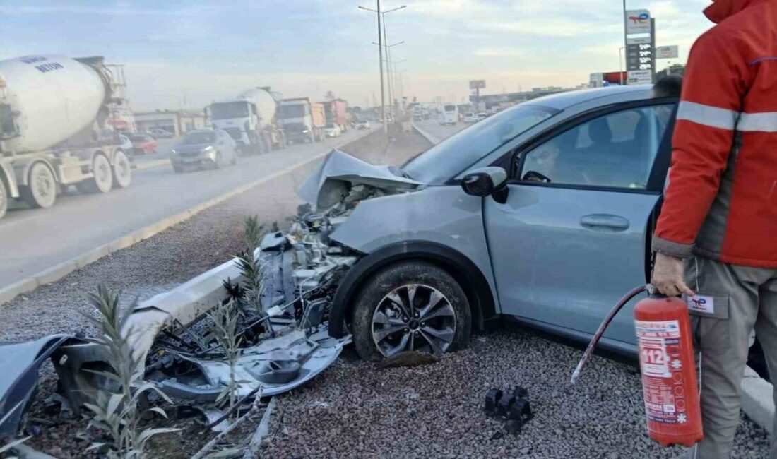 Bursa-Çanakkale istikametinde seyir halindeyken aydınlatma direğine çarpan bir otomobilin sürücüsü,