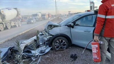 Bursa-Çanakkale istikametinde seyir halindeyken aydınlatma direğine çarpan bir otomobilin sürücüsü,