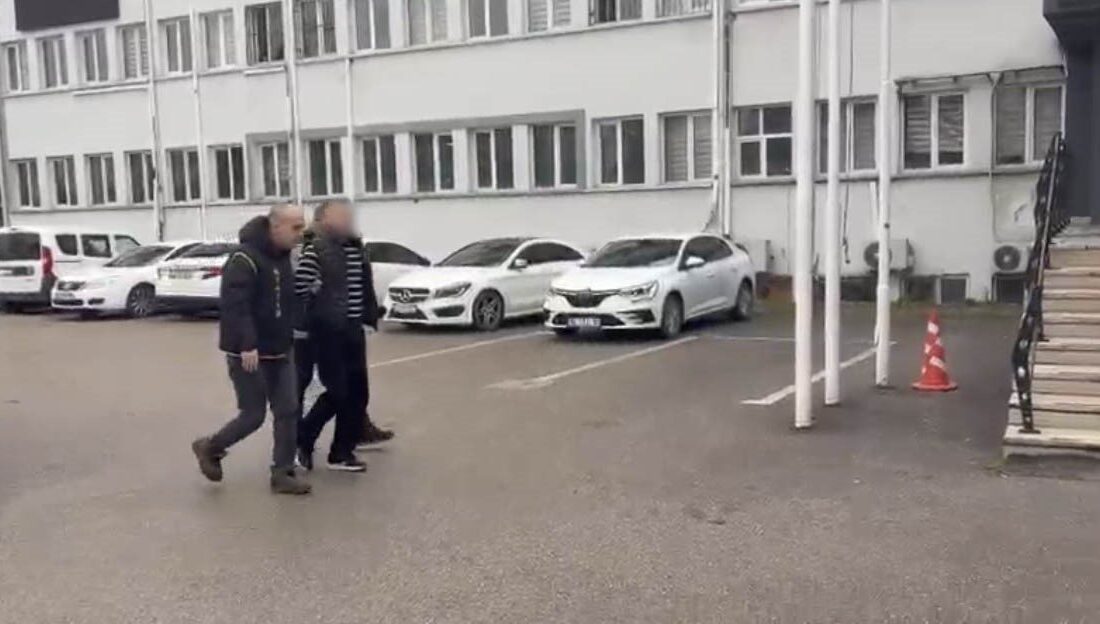 Bursa’da, cadde ortasında husumetlisini silahla kovalayarak çevredeki insanlara aldırmadan peş