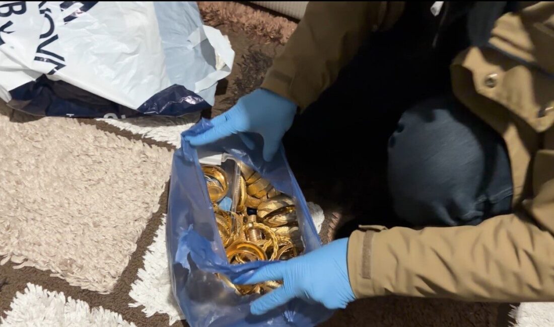 Iğdır’da bir kuyumcudan altın ve nakit para çaldıkları iddia edilen