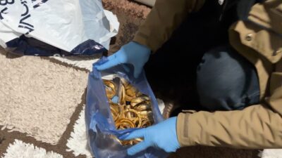 Iğdır’da bir kuyumcudan altın ve nakit para çaldıkları iddia edilen