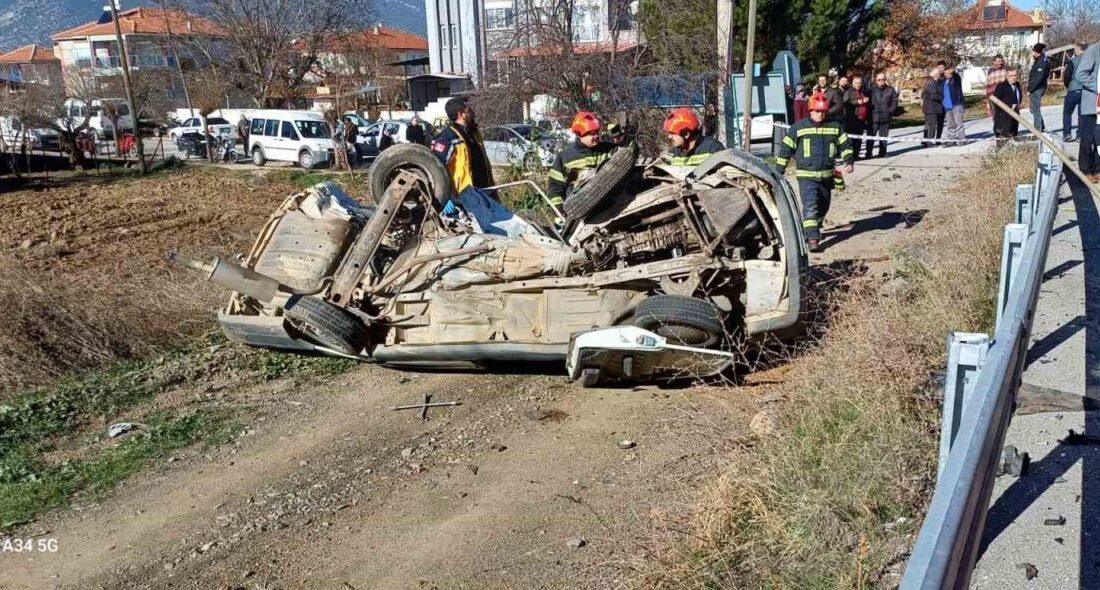 Denizli’de yaşanan trafik kazasında bir kavşakta çarpışan araçlardan biri takla