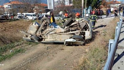 Denizli’de yaşanan trafik kazasında bir kavşakta çarpışan araçlardan biri takla