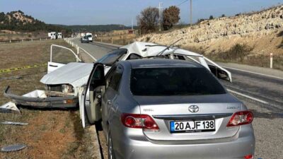 Uşak’ta meydana gelen bir trafik kazasında iki aracın çarpışması sonucu