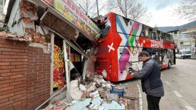 Bursa’da bir lisenin öğrencilerini taşıyan tur otobüsü, aniden imdat frenlerinin