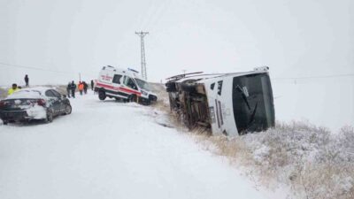 Adana’nın Tufanbeyli ilçesinde bir işçi servis minibüsü devrildi ve aynı