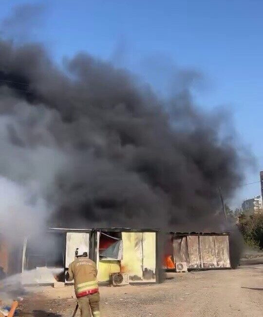 İskenderun’da bir konteyner yatakhanede çıkan yangın, işçiler arasında kısa süreli