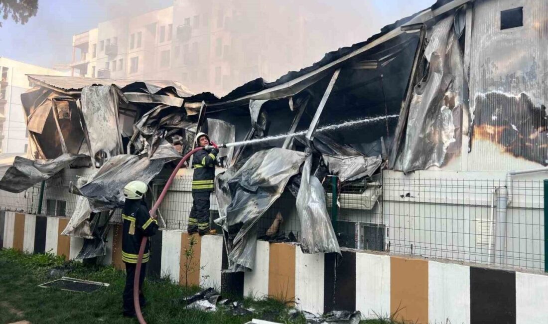 Antakya ilçesindeki bir şantiyede işçilerin kaldığı konteyner yatakhane, çıkan yangın