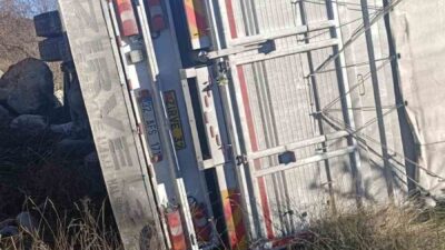Isparta’da bir kamyonun kontrolden çıkarak şarampole yuvarlandığı kazada sürücü yaralandı.