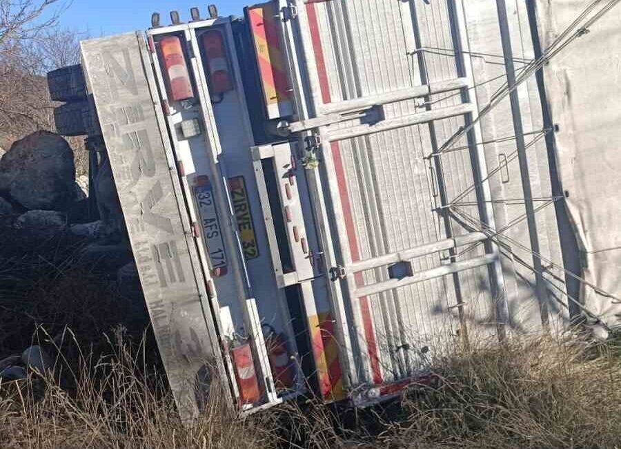 Isparta’da bir kamyonun kontrolden çıkarak şarampole yuvarlandığı kazada sürücü yaralandı.