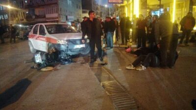 Yalvaç ilçesinde meydana gelen trafik kazasında otomobil ile motosiklet çarpıştı