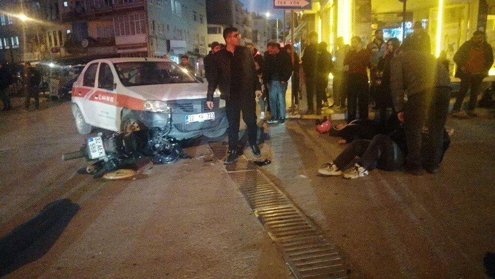 Yalvaç ilçesinde meydana gelen trafik kazasında otomobil ile motosiklet çarpıştı