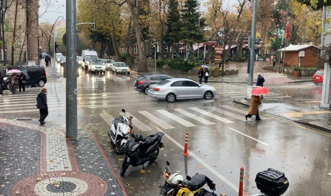 Isparta’da gün boyunca zaman zaman etkili olan yağmur, akşam saatlerinde