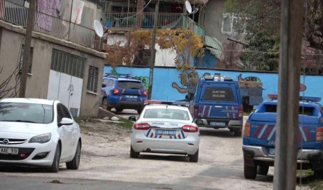 Isparta’nın Keçiborlu ilçesinde, bir aracın yanında başsız bir ceset bulundu.