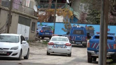 Isparta’nın Keçiborlu ilçesinde, bir aracın yanında başsız bir ceset bulundu.