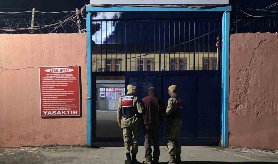 Erzurum’un İspir ilçesinde düzenlenen operasyonda, FETÖ/PDY üyeliğinden dolayı hakkında kesinleşmiş