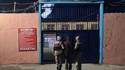 Erzurum’un İspir ilçesinde düzenlenen operasyonda, FETÖ/PDY üyeliğinden dolayı hakkında kesinleşmiş