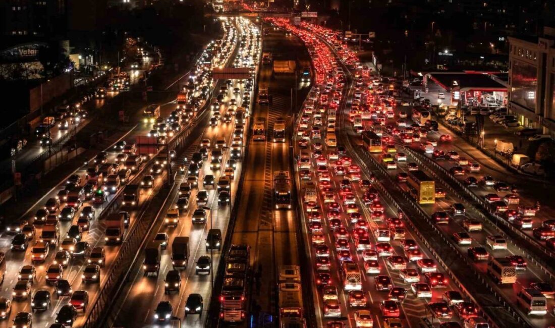 İstanbul’da cuma günü akşam saatlerinde iş çıkışı trafiğin havadan çekilen