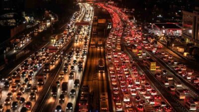 İstanbul’da cuma günü akşam saatlerinde iş çıkışı trafiğin havadan çekilen