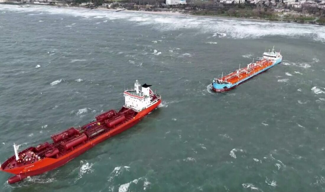 İstanbul’un Florya açıklarında, hem Azerbaycan hem de Türk bayraklı iki