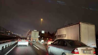 İstanbul’da meydana gelen yağışın da etkisiyle trafik yoğunluğu yüzde 90’a