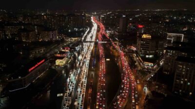 İstanbul’un genelinde trafik yoğunluğu yüzde 90 seviyelerine ulaştı ve bu